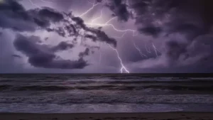 عواصف رعدية ورياح تعصف بأربع مناطق مع تجاوز سرعة الرياح للحدود القانونية في المدن